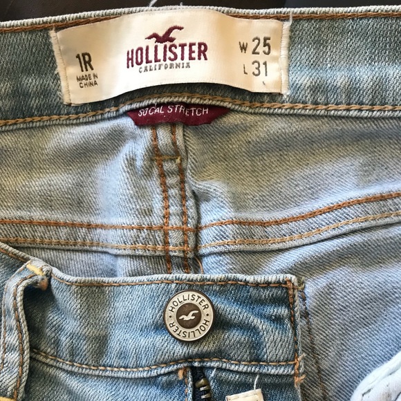 HOLLISTER - light wash skinny jeans w small rips - Picture 4 of 5